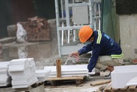 Các công trình được đẩy mạnh thi công kéo theo nhu cầu tăng cao với vật liệu xây dựng, đặc biệt là đá xây dựng