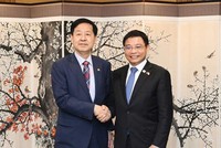 Bộ trưởng Bộ Tài chính Nguyễn Văn Thắng (phải) và ông Koo Yun Cheol. Ảnh: Việt Tuấn