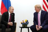 Tổng thống Mỹ Donald Trump (phải) trong cuộc gặp Tổng thống Liên bang Nga Vladimir Putin bên lề Hội nghị thượng đỉnh Nhóm các nền kinh tế phát triển và mới nổi hàng đầu thế giới (G20) tại Osaka (Nhật Bản), ngày 28/6/2019. Ảnh: Kyodo/TTXVN