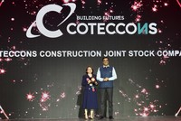 Bà Đinh Thị Hồng Thắm – Trợ lý điều hành CTHĐQT đại diện Coteccons nhận giải thưởng Doanh nghiệp Quan tâm Chăm sóc Nhân viên tuyệt vời nhất