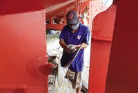 Kinh doanh dịch vụ đóng mới, hoán cải, sửa chữa, phục hồi phương tiện thủy nội địa là ngành nghề không cần thiết phải kiểm soát theo cơ chế tiền kiểm (Ảnh: Đức Thanh) 