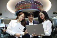 Cổ phiếu của các ngân hàng, công ty chứng khoán được “đồn đoán” trong danh sách thí điểm vận hành sàn tiền số vừa có nhịp tăng rất tích cực