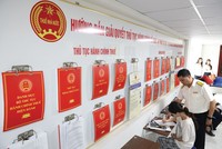 Công chức Thuế cơ sở số 7 hướng dẫn người nộp thuế khai hồ sơ