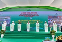 Các đại biểu thực hiện nghi thức khởi công. 