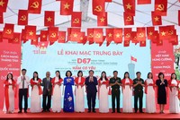 Các đại biểu cắt băng khai mạc chuỗi trưng bày tại Hoàng thành Thăng Long vào sáng 19/8. Ảnh: N.Khánh.