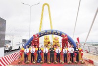 Các công trình, dự án được khánh thành, khởi công trên cả nước sẽ tạo cú hích quan trọng cho tăng trưởng GRDP của các địa phương và nền kinh tế. Trong ảnh: Khánh thành cầu Máy Chai và đường dẫn 2 đầu cầu thuộc Dự án Khu vui chơi giải trí, nhà ở và công viên sinh thái đảo Vũ Yên (Hải Phòng). Ảnh: Thanh Sơn 