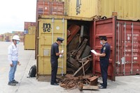 Hàng nghìn container hàng hoá tồn đọng, đắp chiếu tại cảng biển đang gây khó khăn cho hoạt động kinh doanh, thiệt hại về kinh tế cho doanh nghiệp và gây ô nhiễm môi trường.