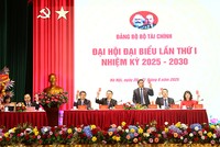 Đoàn Chủ tịch và Thư ký Đại hội biểu quyết thông qua Nghị quyết. Ảnh: Đức Thanh.