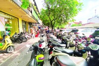 TP.HCM sẽ tiếp tục thu phí vỉa hè theo Nghị quyết cũ.