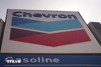 Biểu tượng tập đoàn Chevron tại một trạm xăng ở El Monte, Los Angeles, California, Mỹ. (Ảnh: THX/TTXVN) 