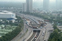 Nhiều hạng mục tại nút giao An Phú vẫn còn ngổn ngang nên không thể hoàn thành vào cuối năm 2025 - Ảnh: Lê Toàn