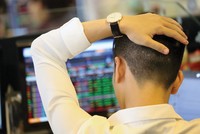 Dòng tiền càng hưng phấn, cổ phiếu phòng thủ càng trở nên yếu thế