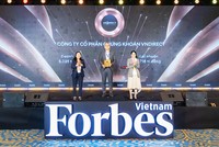 Đại diện VNDIRECT tại Lễ trao giải Top 50 Công ty niêm yết tốt nhất 2025