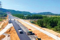 Nhiều gói thầu xây đang được gáp rút triển khai để bảo đảm tiến độ giải ngân và hoàn thành kế hoạch đầu tư công trong năm 2025. Ảnh: Song Lê