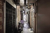 Những ngôi nhà trong con ngõ chỉ vừa đủ rộng cho một chiếc xe máy đi qua. Ảnh: Trương Thanh 