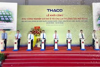 Các đại biểu bấm nút khởi công Khu công nghiệp Cơ khí Ô tô Chu Lai Trường Hải mở rộng. 