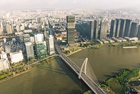 Doanh nhân Việt với tầm nhìn và bản lĩnh đã đóng góp to lớn cho sự phát triển của đất nước. Trong ảnh: Tòa tháp Saigon Marina IFC của doanh nghiệp trong nước vừa khánh thành 