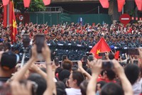 Hình ảnh hàng vạn người dân cổ vũ, chào mừng các khối tổng duyệt