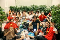 Xuyên đêm xếp hàng đợi xem tổng duyệt diễu binh, diễu hành 