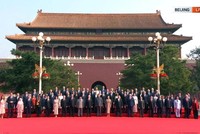 Chủ tịch Tập Cận Bình chụp ảnh lưu niệm cùng các nhà lãnh đạo quốc tế trước lễ duyệt binh. 26 nguyên thủ quốc gia và lãnh đạo nước ngoài như Chủ tịch nước Lương Cường, Tổng thống Nga Vladimir Putin, Chủ tịch Triều Tiên Kim Jong Un, Tổng thống Belarus Aleksandr Lukashenko đã đến tham dự sự kiện lễ duyệt binh quy mô lớn của Trung Quốc. Ảnh: CCTV.