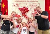 Du khách nước ngoài ấn tượng với không khí hào hùng, sôi động tại Quần thể Danh thắng Tràng An trong những ngày diễn ra lễ kỷ niệm 80 năm Quốc khánh