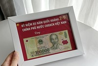 Nhiều công dân lựa chọn giữ lại món quà đặc biệt này làm kỷ niệm. Ảnh: KT.