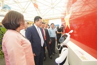 Sáng 28/8, Bộ trưởng Bộ Xây dựng Trần Hồng Minh và các lãnh đạo Bộ Xây dựng đã tới thăm không gian trưng bày thành tựu của ngành, trong đó có lá cờ Tổ quốc bằng đá nhân tạo gốc thạch anh VICOSTONE® xác lập kỷ lục lớn nhất Việt Nam