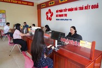 Người dân xã Thạch Trị (Hà Tĩnh) thực hiện thủ tục hành chính. Ảnh: Báo Hà Tĩnh.