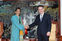 Thứ trưởng Bộ Tài chính Trần Quốc Phương và bà Kanni Wignaraja tại buổi tiếp. Ảnh: Đức Minh.