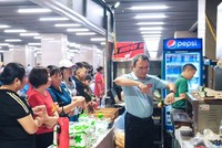 Chủ tịch Hội đồng thành viên Hà Nội Metro Khuất Việt Hùng gửi những chiếc bánh mì nóng tới người dân chờ xem lễ duyệt binh.