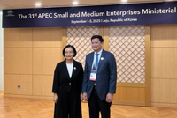 Thứ trưởng Bộ Tài chính Nguyễn Đức Tâm (phải) và Bộ trưởng Bộ SMEs Hàn Quốc Han Seong-sook.