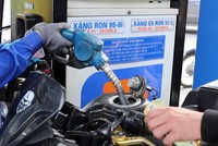 Trừ dầu hỏa, điêzen tăng 54 - 170 đồng/lít, các mặt hàng xăng dầu còn lại đồng loạt giảm từ chiều nay. 