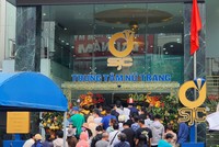 Người dân chen nhau xếp hàng mua vàng bình ổn giá, song hơn 7.000 lượng đã bị "găm" lại, bán ra ngoài theo giá thị trường để hưởng chênh lệch.