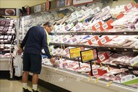 Người dân mua sắm tại siêu thị ở Millbrae, Mỹ, ngày 13/2/2024. Ảnh: THX/TTXVN