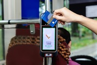 Khách đi xe buýt ở TP.HCM đã có thể 'chạm' thanh toán tự động qua thẻ NAPAS