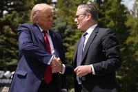 Hai cường quốc đặt mục tiêu rút ngắn thủ tục cấp phép, thu hút đầu tư hàng tỷ USD và định hình lại vai trò năng lượng hạt nhân trong chiến lược phát triển toàn cầu (trong ảnh: Tổng thống Mỹ Donald Trump, trái, và Thủ tướng Anh Keir Starmer tại cuộc gặp bên lề Hội nghị thượng đỉnh G7 ở Canada ngày 16/6/2025). Ảnh: AP/TTXVN