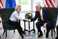 Tổng thống Mỹ Donald Trump, phải, trong cuộc gặp Chủ tịch Ủy ban châu Âu (EC) Ursula von der Leyen tại Scotland, ngày 27/7/2025). Ảnh: REUTERS/TTXVN