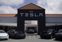 Một cửa hàng của Tesla ở San Mateo, California, Mỹ. Ảnh: THX/TTXVN