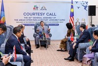 Chủ tịch Hạ viện Malaysia Tan Sri Dato’ Johari bin Abdul tiếp các Trưởng đoàn tham dự AIPA-46. Ảnh: TTXVN.