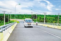 Cầu Hòa Trung đã được đưa vào sử dụng 10 năm nay mà các đơn vị thi công vẫn chưa nhận được các khoản thanh toán như cam kết. 