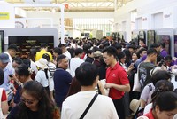 Khách hàng trải nghiệm dịch vụ của các ngân hàng tại Triển lãm thành tựu Đất nước “80 năm hành trình Độc lập - Tự do - Hạnh phúc”