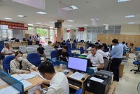 Xã Quảng Hà (tỉnh Quảng Ninh) giải quyết thủ tục hành chính cho người dân trong ngày đầu tiên vận hành chính quyền địa phương 2 cấp. Ảnh: Hằng Ngần.