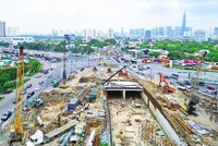 Nút giao thông An Phú thi công chậm trễ, tiến độ hoàn thành lùi sang năm 2026. Ảnh: Lê Toàn 