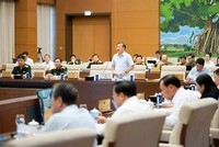  Thứ trưởng Bộ Công an Nguyễn Văn Long trình bày tờ trình dự án luật. 