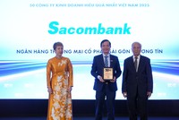 Ông Hà Văn Trung - P.TGĐ Sacombank nhận bảng vinh danh từ Ban tổ chức