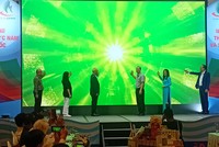  Lãnh đạo tỉnh Cà Mau và Hiệp hội du lịch thực hiện nghi thức phát động Chương trình xây dựng và phát triển các sản phẩm du lịch đặc trưng tỉnh Cà Mau