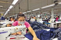 Giảm sự phụ thuộc vào nguyên phụ liệu nhập khẩu là yêu cầu cấp thiết của ngành dệt may. 