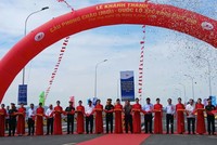 Thủ tướng và các đại biểu cắt băng khánh thành cầu Phong Châu mới. 