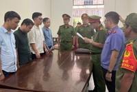 Công an thành phố Đà Nẵng tống đạt quyết định khởi tố các đối tượng có hành vi lũng đoạn khi tham gia đấu giá mỏ cát tại ĐB2B.