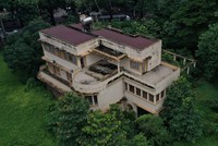 Một nhà khách công bỏ hoang tại TP.HCM